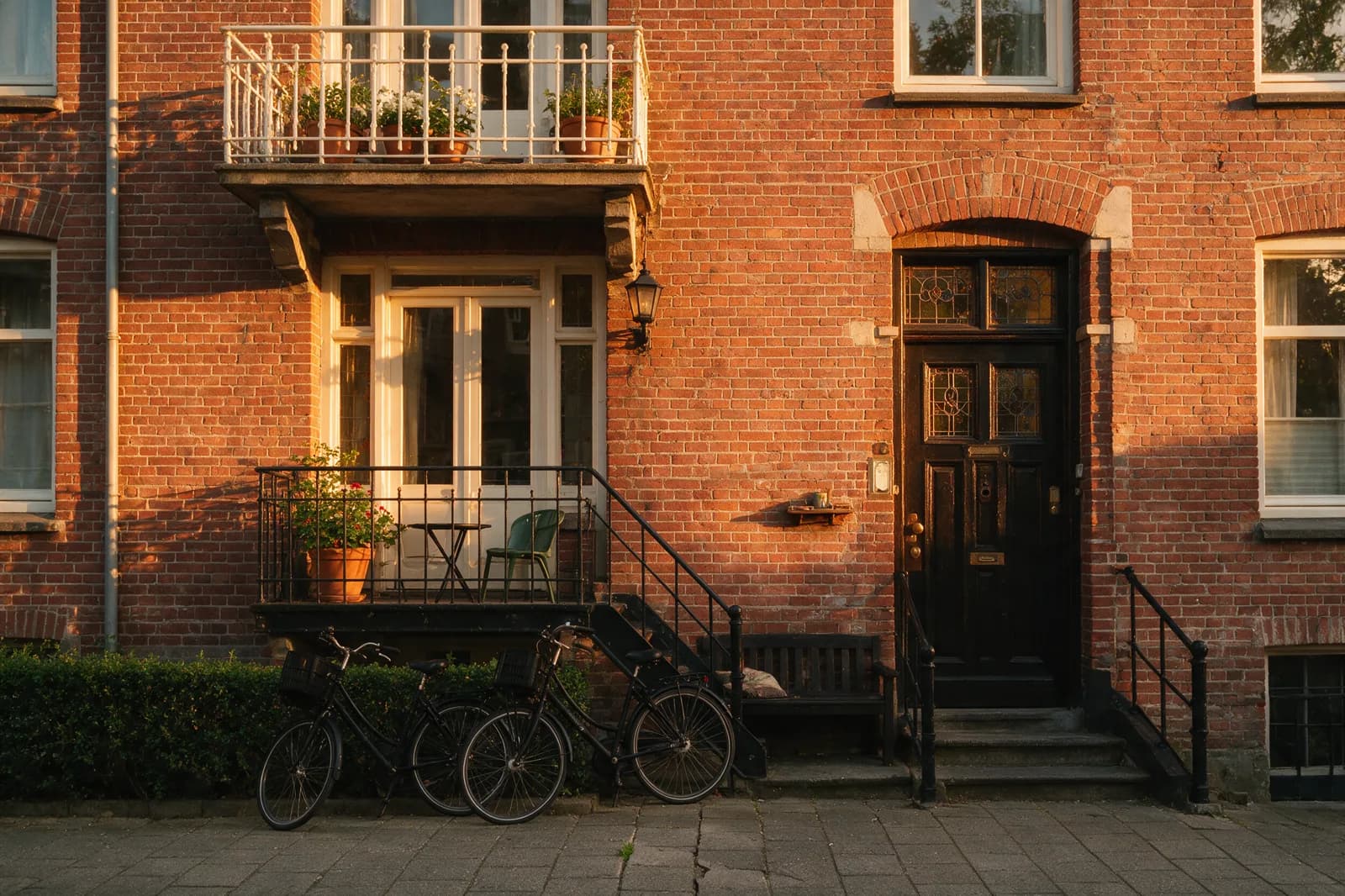 Portiek van een Nederlands appartementengebouw in avondlicht