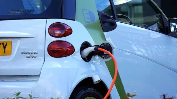 Laadpalen en Elektrische Auto's in de Parkeergarage van de VvE: Veiligheid voorop
