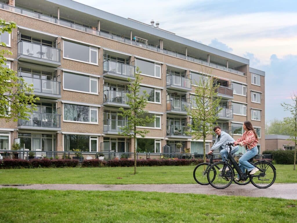 Verzekeringen binnen de VvE: Wat is verplicht en wat wordt aanbevolen?